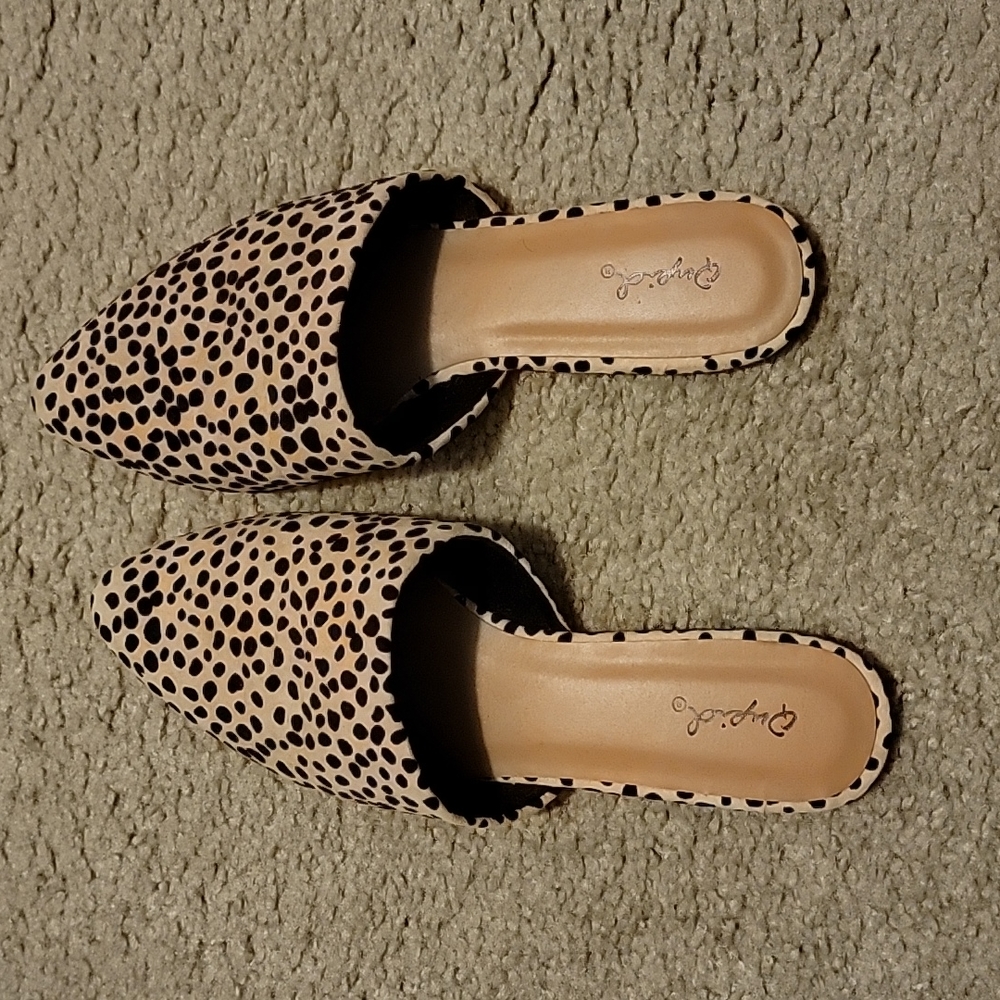 Flat pointed toe mules